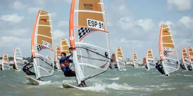 La igualdad marca el inicio de la Copa de España de Windsurf en Cádiz Jorge Aranzueque, Aurelio Terry, Andrea Torres, Bernat Tomas y Natalia Blanquer, primeros líderes (Foto Jesús D.Yáñez)
