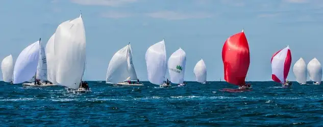 La tercera jornada disputada este lunes en el marco del Trofeo Repsol del Monte Real Club de Yates dio vuelcos en la clasificación y el podio sigue abierto de cara a las mangas finales que se disputarán mañana (Foto Rosana Calvo)