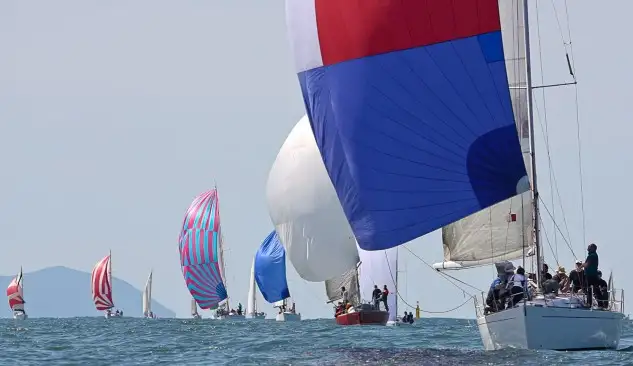 Más de medio centenar de barcos y 300 tripulantes participaron en una de las citas a vela más esperadas en el Abra