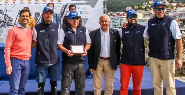 La tripulación del "Maui Jim-Náutica Digital", que equipó WOR60 recogiendo su premio de campeones de España de J80 en el Monte Real de Baiona (Foto Carlos Rúa)