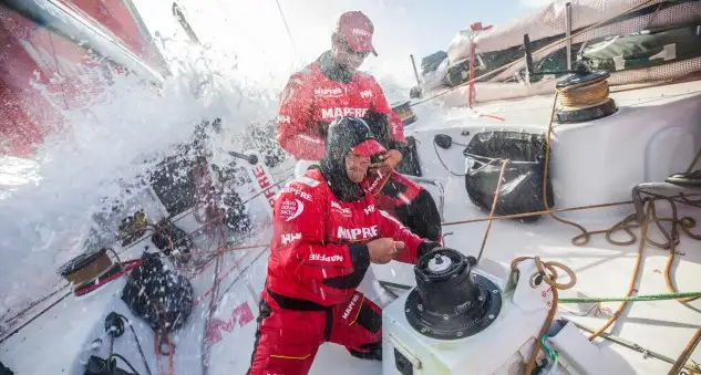 La lucha por la octava etapa de la Volvo Ocean Race ya es una competición de velocidad en la que el "Mapfre" tiene que manipular la quilla desde el interior del barco