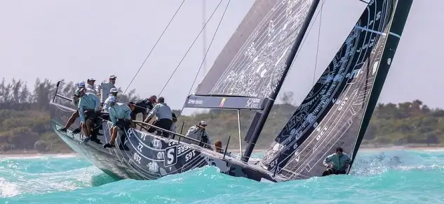 El sistema de filtrado de agua de 52 Super Series, que se realiza con los equipos y las sedes, fomenta el uso de botellas rellenables de aluminio que han permitido ahorrar cada temporada unas 30.000 botellas de plástico de medio litro (Foto Nico Martínez)