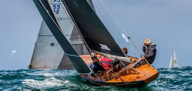 Alibaba II de Peter Dubens con el vigués Miguel Lago a la caña... para el domingo segunda jornada a partir de las 12.30 y la clausura a las 17.00 (Foto Rosana Calvo)
