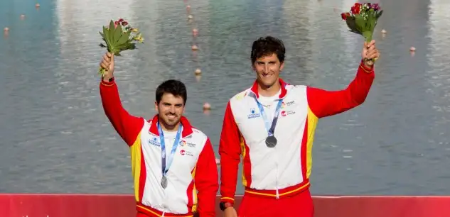 El castellano-manchego Francisco Cubelos y el vasco Iñigo Peña han inaugurado esta tarde el medallero de España en la I Copa del Mundo 2018 de piragüismo al lograr plata en la segunda final con presencia del equipo nacional, que ha obtenido una novena plaza con el C2 1.000 de los jóvenes Noel Domínguez y Gonzalo Martín