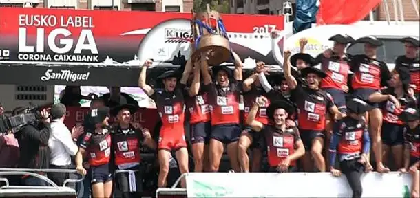 "Urdaibai Bai" se proclamó en 2017 se por sexta vez campeóne de la Eusko Label Liga... volvió a ser un año memorable para el Club de Bermeo (Foto eitb)