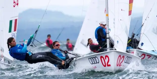 Mañana el Campeonato de Europa de 470 disputará su penúltima jornada tras la cual los diez equipos mejor clasificados de cada categoría conseguirán el pase a la medal race que se llevará a cabo este jueves