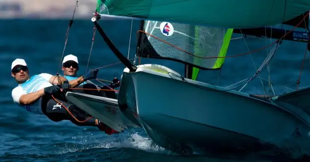 Mañana que será una jornada también con poco viento, se celebrarán a las 14:00 h las tres últimas mangas que definirían los puestos en la medal Race y en las que no se puede fallar para no quedarse fuera. La clasificación está encabezada por la pareja francesa Rual-Amorós seguidos por los hermanos Lange de Argentina y los daneses Warrer-Precht que se mantienen en estas posiciones desde el primer día. Botín y López Marra son sextos a tan solo 16 puntos del podium