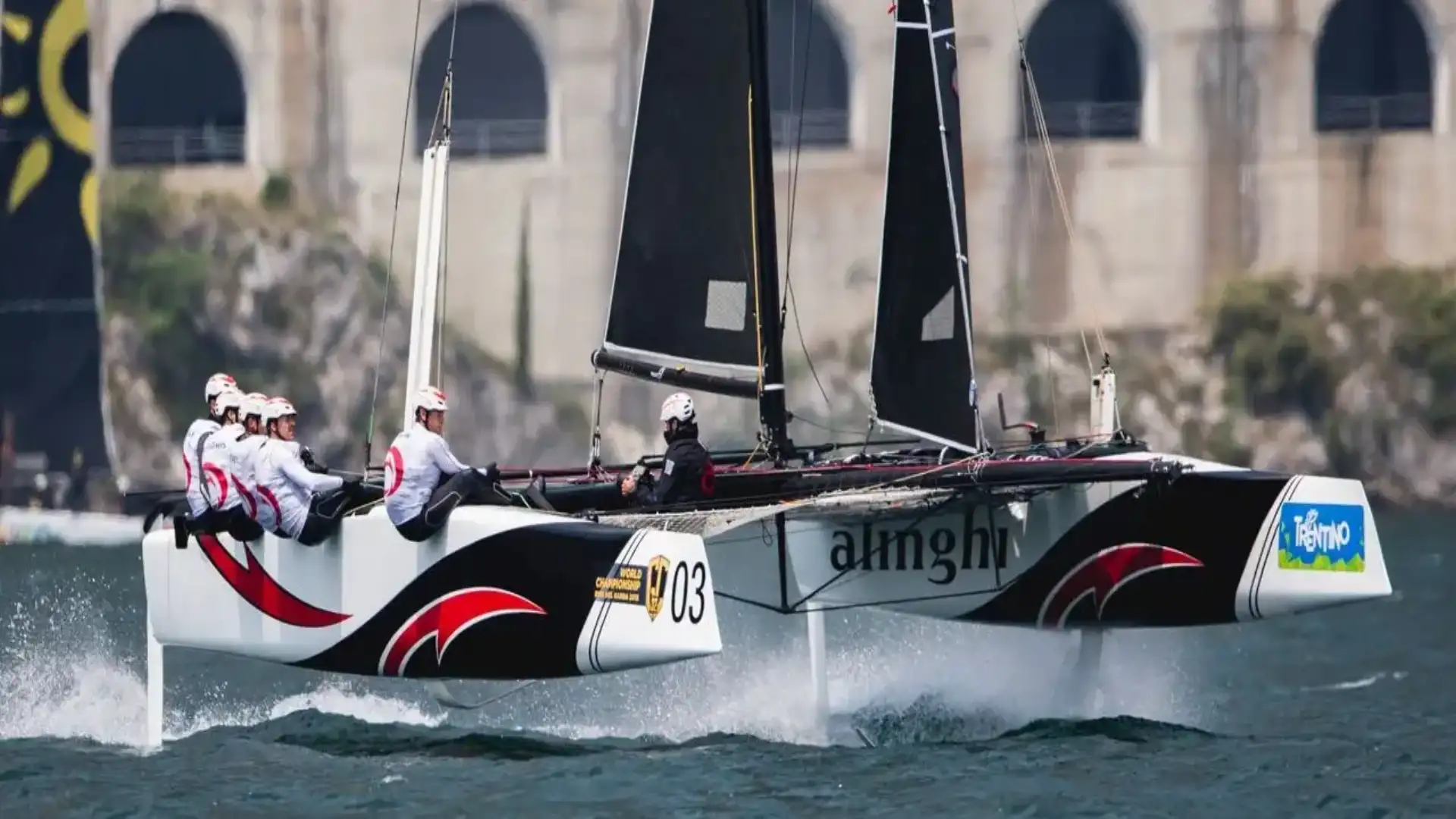 Il "Team Tilt" svizzero proclama il campione del mondo GC32 a Garda