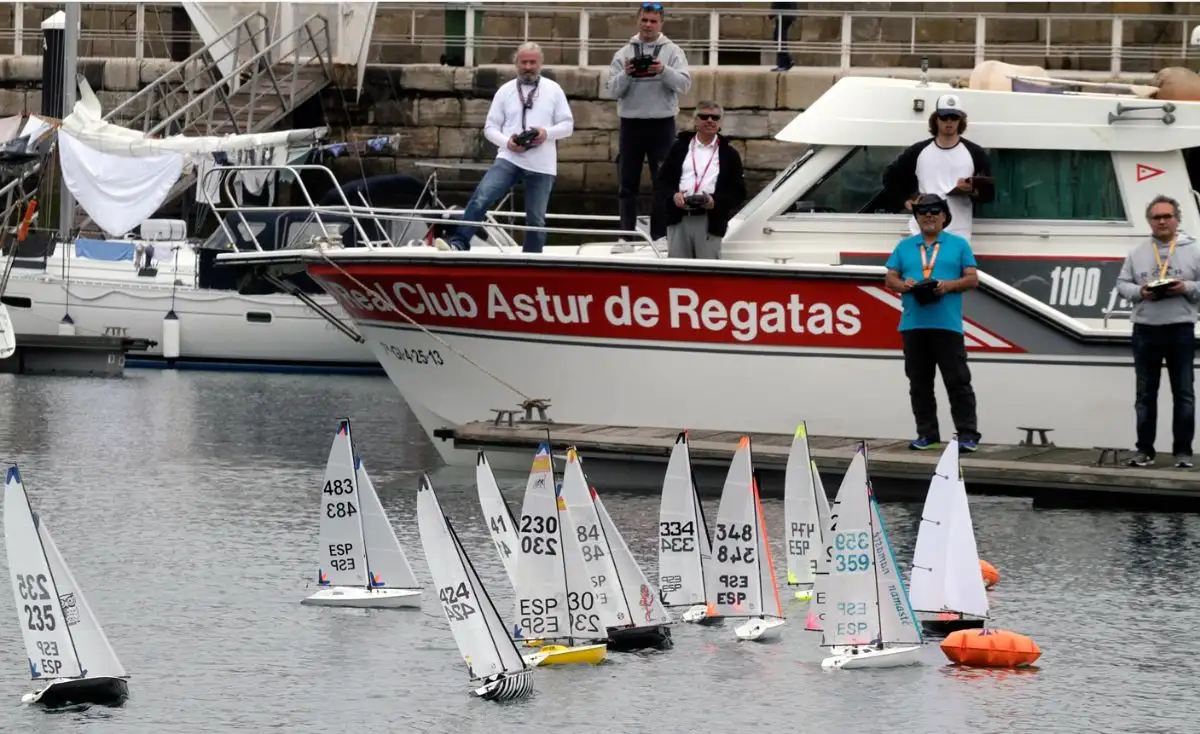 En lo deportivo cabe destacar el mano a mano durante todo el trofeo entre el patrón madrileño y recién campeón de España de la clase MM, Feliciano Ballestin y el patrón del RCAR Jorge Fernández, que además defendía su título de campeón de Asturias (Foto Félix G.Muñiz)