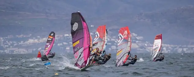Cerca de 800 furgonetas participan en la XV Concentración de Volkswagen que se celebra coincidiendo con la prueba de windsurf