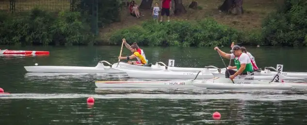 En Paracanoe los cinco deportistas españoles participantes en el Europeo 2018 no han podido alcanzar medalla en la primera jornada en la que el paralímpico andaluz Javier Reja ha sido séptimo en la final de VL3; el extremeño Juan Valle se ha clasificado para la final de mañana de KL3, el vasco Higinio Rivero ha sido quinto en la final de VL2 y no ha podido superar la eliminatoria de KL2, el gallego Adrián Mosquera ha sido sexto en la serie de KL3 y octavo en la de VL3, y el balear Adrián Castaño ha visto cortado su pase en la eliminatoria de KL2, en la que ha paleado perjudicado por la nueva calificación que le han asignado