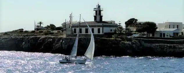 Mañana juevesvíspera de la salida de la prueba, tras el cierre de la Oficina de Regata en la Capitanía de Port de Sitges y realizar los registros de tripulaciones y embarcaciones, en la tarde-noche se celebrará, en el pueblo marinero de Aiguadolç, la tradicional fiesta ‘cena de despedida’ donde los participantes podrán departir y confraternizar horas antes de la salida, rumbo Ciutadella