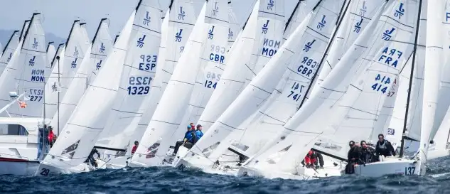 El americano vigente campeón del mundo de J70 "Relative Obscurity" de Duncan gana dos de las tres pruebas del día y repite liderato sobre el también favorito “Enfant Terrible” del italiano Rossi... España se sitúa en segunda en la clasificación Corinthian gracias al vigués “MarNatura” de Luis Bugallo
