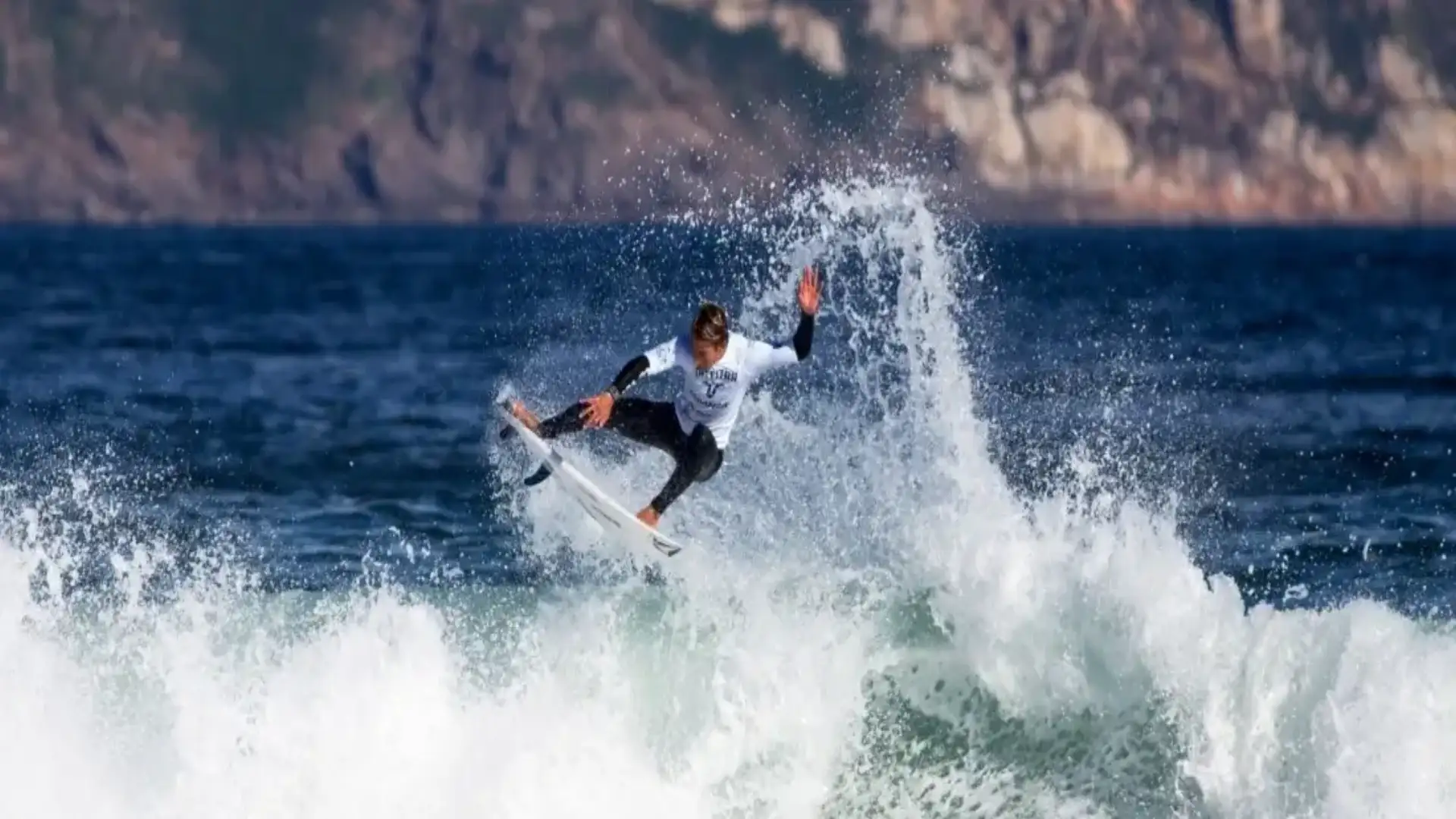 Yael Peña e Sara Urresti riescono nell'Open of Surf Esteiro in acque leggere
