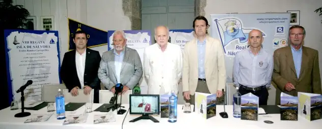 El acto estuvo presidido por Ramiro Carregal Rey, al que acompañaban miembros de las juntas directivas de los clubes organizadores, presidente y comodoro de los clubes de Portosín y Ribeira (Foto Juan Caballero)