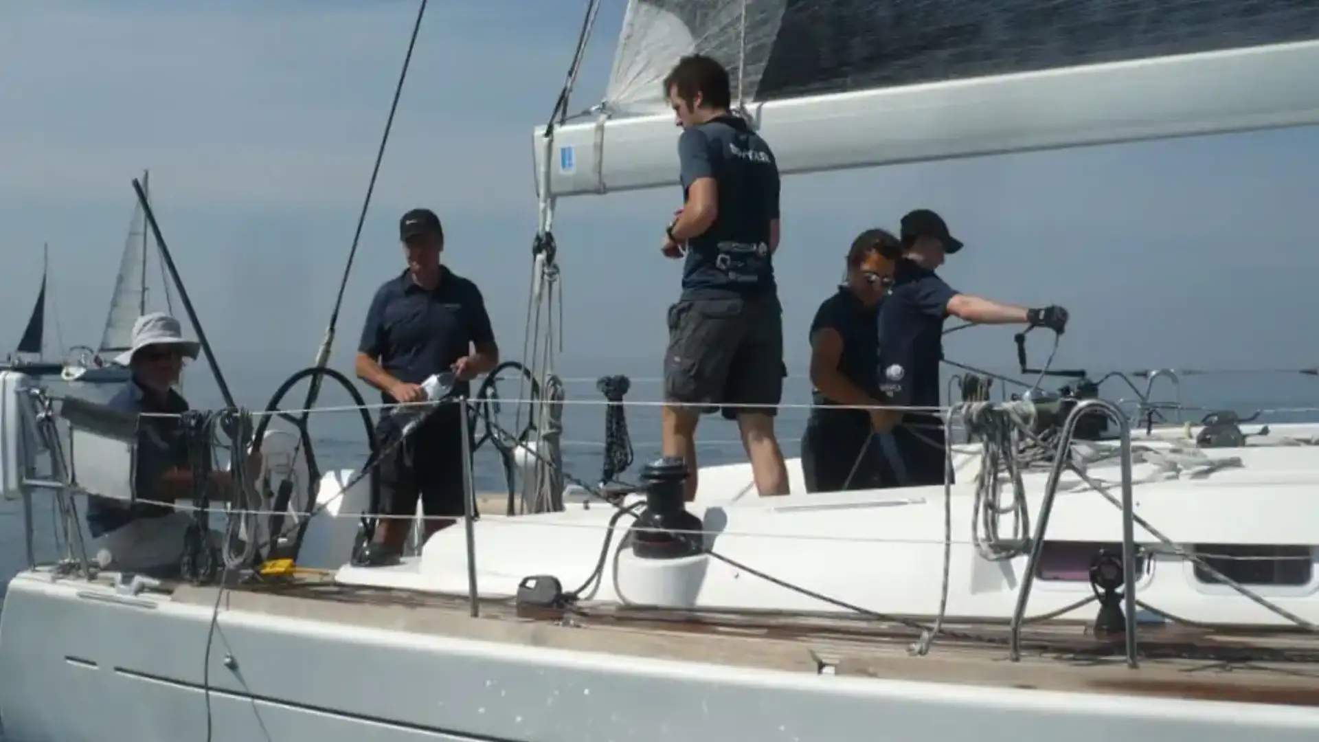 Il vento rado brillava la vela di Sitges a Minorca