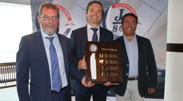 La presentación de la prueba corrió a cargo de Ramón Zubiaga, presidente del Real Club Marítimo del Abra-Real Sporting Club, Eduardo Santamarina, director deportivo del club anfitrión, y de Álex Díaz, presidente de la Asociación Española de la clase J 80
