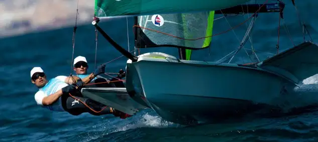 Para mañana están programadas tres pruebas con todos los puestos de los diez mejores de la Medal Race por decidir... lla previsión es de vientos medios fuertes con puntas de 25 nudos, que a priori son el punto fuerte de Diego e Iago