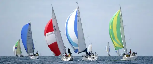 30 barcos en la travesía de Ribeira a Portosín que patrocina el presidente de Frinsa (Foto Juan Caballero)