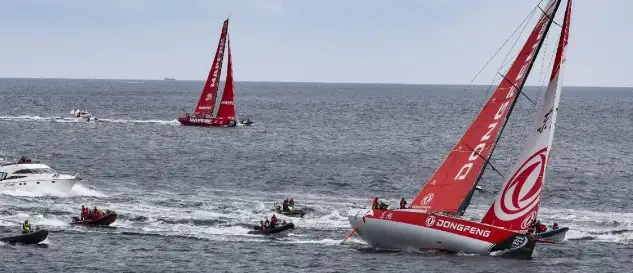 Cuando en España está comenzando a anochecer el viento en aguas nadesas es del oeste de unos 13 nudos... entre "Dongfeng" y "Mapfre" unos cientos de metros... 0,58 millas náuticas... los franco chinos son medio nudo más rápido y La Haya está a unas 530 millas... ¡de infarto!