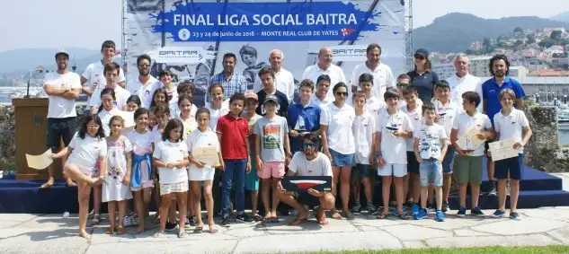 En el acto de entrega de premios de la Liga Social Baitra entregaron diplomas a todos los alumnos de iniciación de la Escuela de Vela del Monte Real Club de Yates, un premio a Aitana Pérez como mejor regatista de la temporada; y una distinción especial a su entrenador Diego Montouto... del Club Marítimo de Canido, que se sumó a la competición del Monte Real con un grupo de alumnos, recibieron premio Jorge Troncoso y Nico Barreiro, que quedaron empatados a puntos tras las pruebas del fin de semana y se llevaron el primer y segundo premio de la regata en la clase Optimist (Foto Rosana Calvo)
