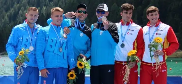 La pareja integrada por Noel Domínguez y Gonzalo Martín posan en el podio con sus medallas de bronce del Campeonato de Europa de esprint en la categoría sub23