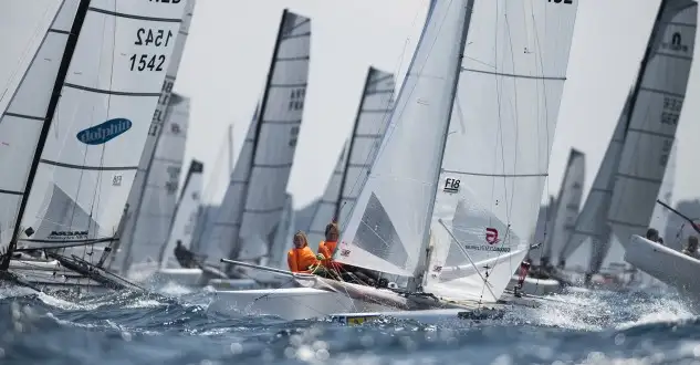 Entre la flota española, cabe destacar la meritoria décima posición que ocupa el catamarán de las jóvenes promesas Jordi Booth -hijo de Mitch- y Joan Costa