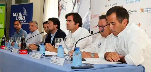 La regata alicantina, que se disputará entre los días 5 al 8 de julio, ha sido presentada esta mañana en la sede social del Club, contando con la asistencia de diversas autoridades encabezadas por Luis Barcala, alcalde de Alicante, y Miguel López, presidente del Real Club de Regatas