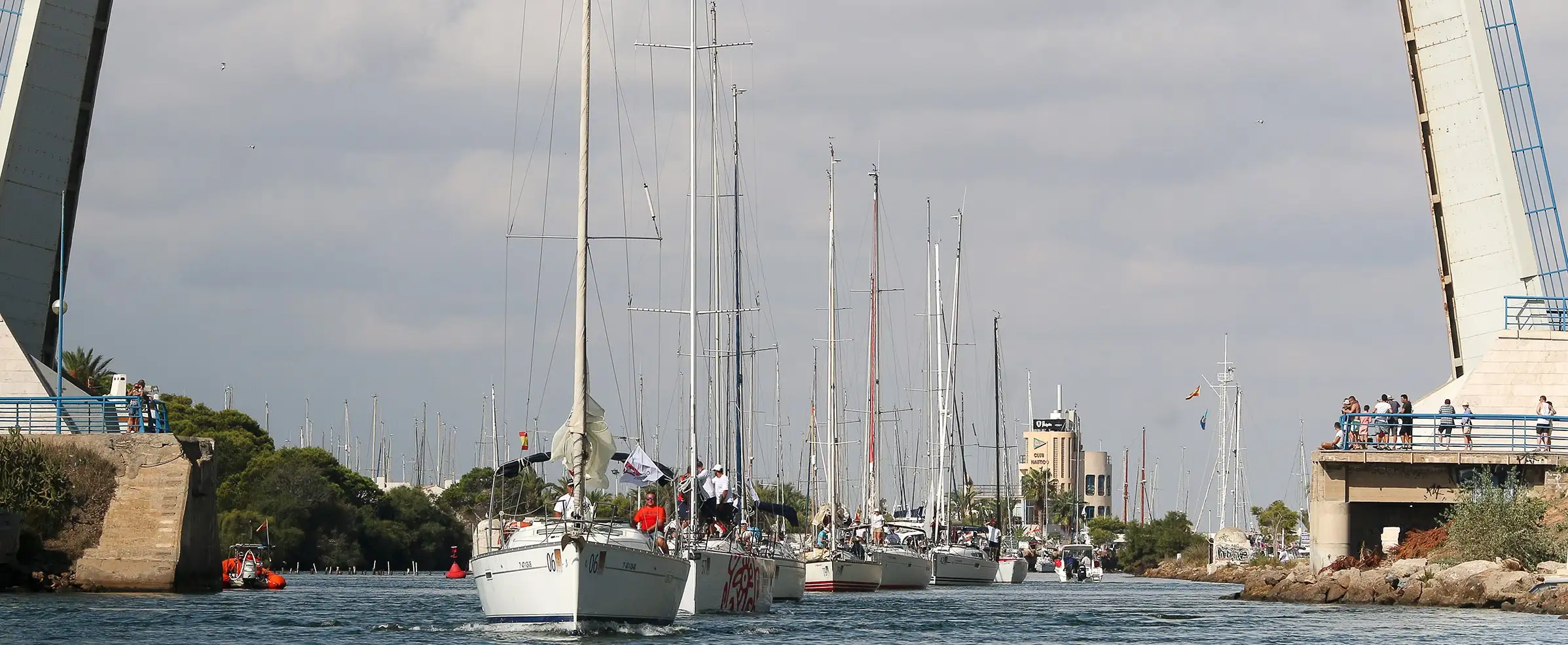 Ya en el aspecto lúdico la discoteca Tryps acogerá una vez más la gran fiesta de la vela de crucero, con una cena-cocktail y entrega de trofeos de esa regata costera: Torrevieja-Puerto Tomás Maestre y Cartagena-Puerto Tomás Maestre. Un encuentro que contará con el apoyo y colaboración de Estrella de Levante, principalmente
