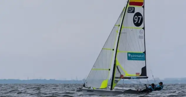 Diego Botín y Iago L.Marra continúan mostrando un gran nivel y ya están en la segunda plaza de la clasificación general y europea de la flota de 49er. El equipo cántabro gallego ha comenzado el día ganando las dos primeras mangas pero en la última prueba de la jornada ha sumado un 22 que se descarta. En total, Botin y L.Marra tienen 31 puntos netos por 30 de los líderes, los polacos Przybytek y Kolodzinski