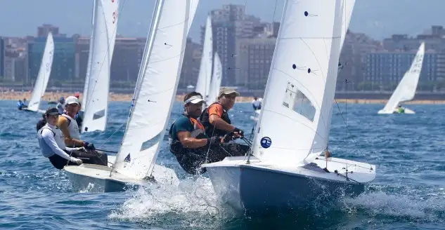42 snipes han tomado la salida en la primera jornada de la Copa de España de Snipe – XIX Memorial Carlos del Castillo, que se ha celebrado hoy en Gijón, bajo la organización del Real Club Astur de Regatas (Foto Félix G.Muñiz)