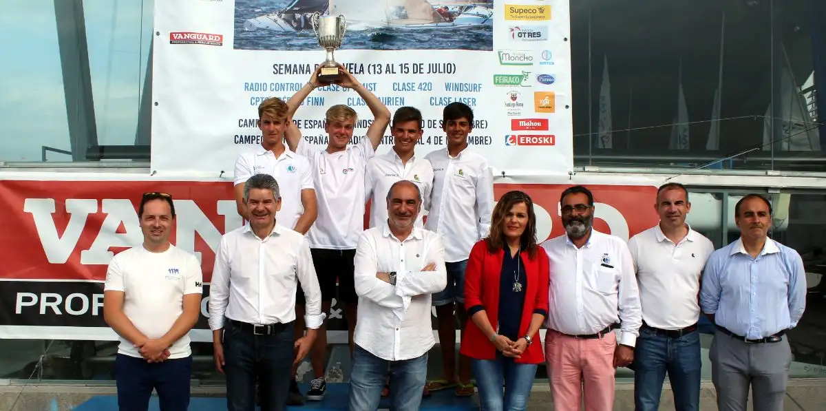 Foto de familia de las autoridades con los flamantes campeones europeos de 420