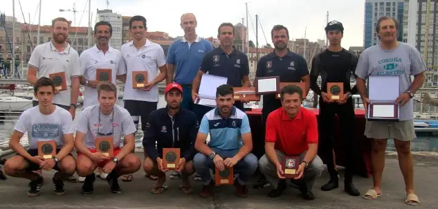 Los portugueses Tiago y Salvador Roquette no aguantaron el liderato en la jornada de cierre, y al final lograron el bronce... esta es la foto de familia de la Copa de España (Foto Félix G.Muñiz)