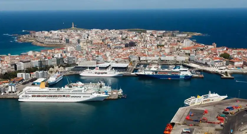 El presidente de la Autoridad Portuaria presentó hoy los datos sobre este sector en A Coruña, que destaca como líder de la franja norte peninsular, con unas excelentes previsiones para 2019... por su parte el director para España de la Asociación Internacional de Líneas de Crucero (CLIA) presentó en A Coruña el informe anual sobre la contribución del sector a la economía española (Fotografía Autoridad Portuaria de A Coruña)