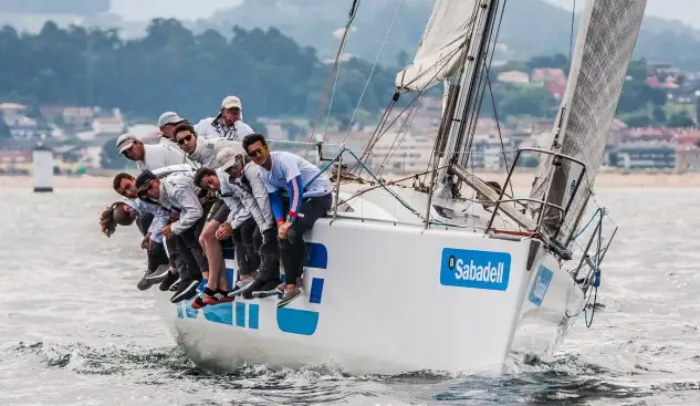 El Conde de Gondomar – Trofeo Banco Sabadell se despedirá su cuadragésimo tercera edición el próximo miércoles 25 de julio, festivo de Santiago Apóstol, a partir del mediodía en el fondeadero de las Islas Cíes, con un menú final compuesto por dos mangas para todas las clases
