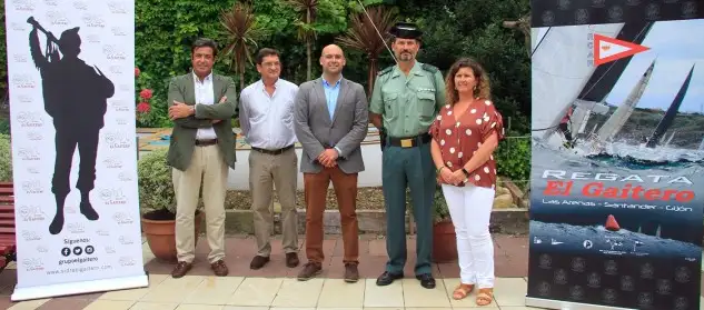 Al acto de presentación asistieron María Cardín directora comercial de El Gaitero, Ignacio Antuña, secretario del Real Club Astur de Regatas, Jesús Martínez concejal de deportes del Ayuntamiento de Gijón, Carlos Orueta Comandante de Marina de Gijón y José Luis Vizcaíno, capitán de la Guardia Civil del Mar (Foto Félix G.Muñiz)