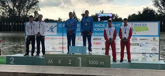 El catalán David Darne y el gallego Xoel García en el podio tras lograr la primera medalla de la selección española de piragüismo participante en el Campeonato del Mundo de Esprint Júnior y Sub23, al conseguir el bronce en la final de K2 1000 metros en la competición que se disputa en la localidad búlgara de Plovdiv
