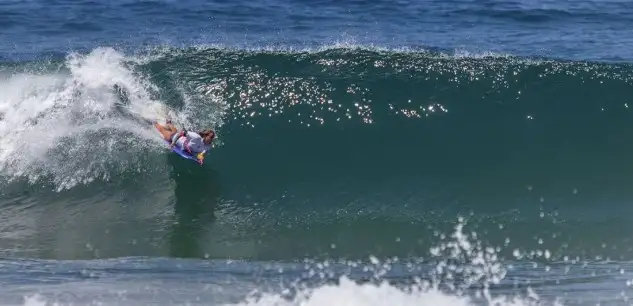 La bodyboarder tinerfeña consigue el bronce en una final con olas que superaban los dos metros