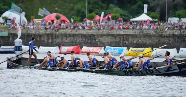 La trainera gallega de Tirán sigue luchando por salir de los puestos de descenso
