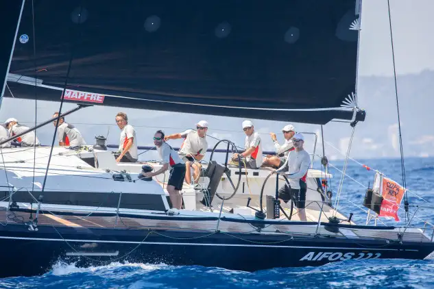 La jornada inaugural de la 37 Copa del Rey Mapfre ha convocado en la bahía de Palma a nueve de las 13 clases y 127 de los 154 barcos participantes. Una meteorología favorable ha permitido cumplir el programa previsto para erigir a los primeros líderes del campeonato. S.M. el Rey Felipe VI ha patroneado el “Aifos 500”, firmando una excelente jornada que permite al barco de la Armada Española ocupar la tercera posición provisional en la competida clase ClubSwan 50