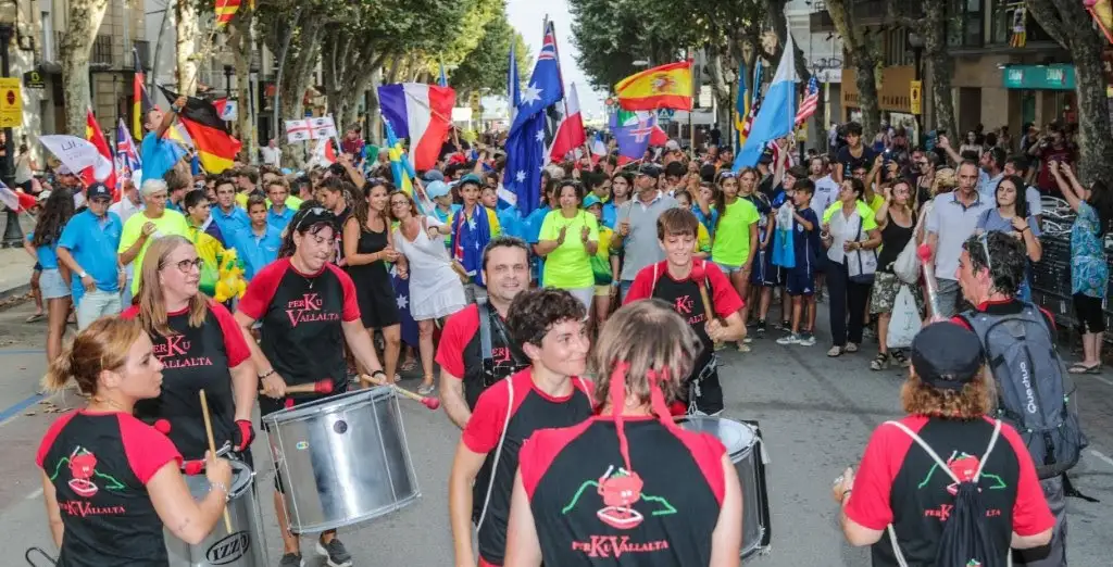 Se celebró la ceremonia de inauguración con un desfile de los participantes desde la playa a la plaza de la Iglesia de Arenys de Mar donde los regatistas terminaron haciéndose suyo el escenario
