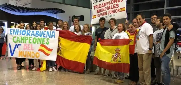 Recibimiento en el aeropuerto de Peinador a los campeones (Foto CM Canido)