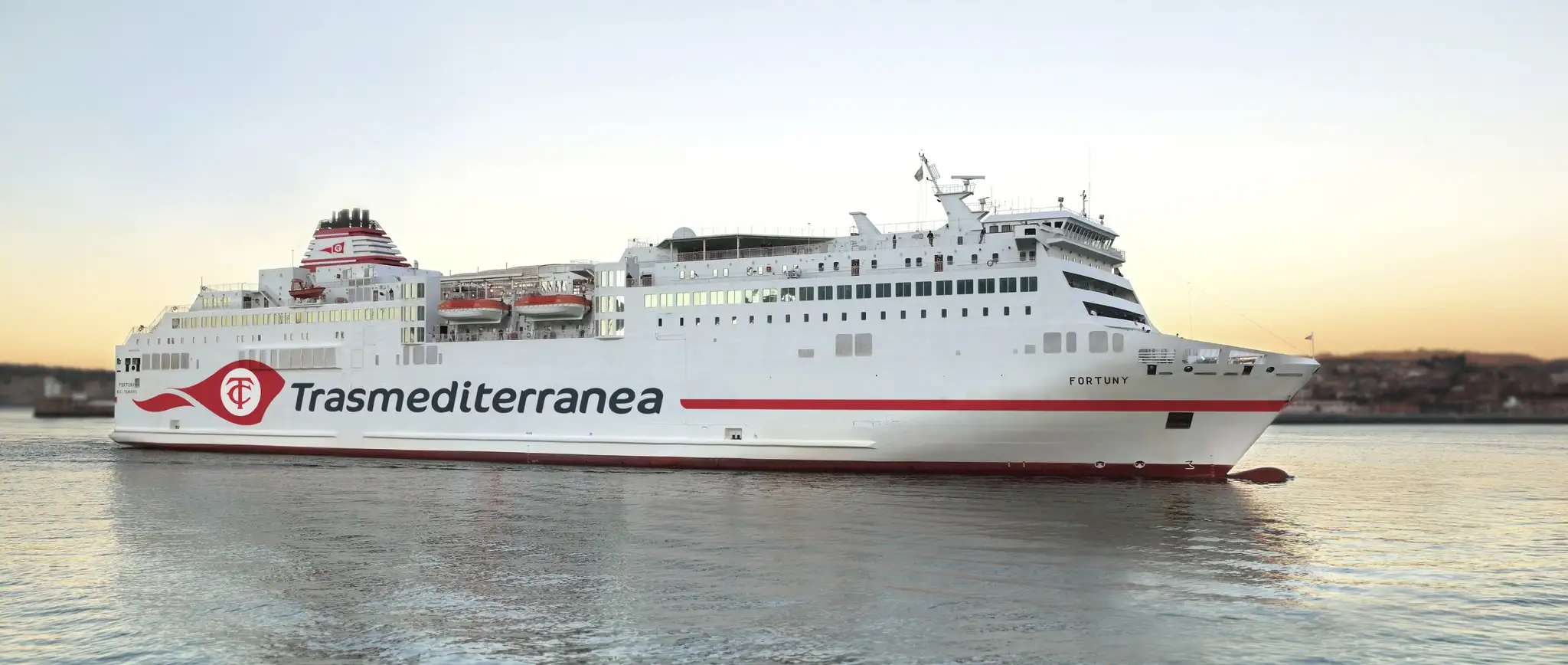 La nueva identidad corporativa de la naviera proporciona a los barcos una imagen renovada, y proyecta a la compañía hacía el futuro, potenciando en su imagen la sensación de movimiento y velocidad con elementos de la nueva tipografía, caracterizada por su claridad y legibilidad
