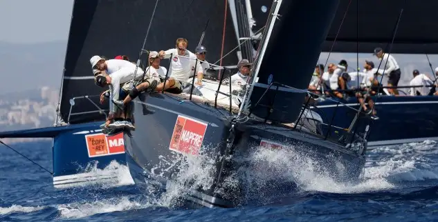 Los aspirantes al título de la 37 Copa del Rey Mapfre comienzan a tomar posiciones. Cumplidas cuatro jornadas, brillan aquellos equipos que mejor están dominando el suave pero fiable viento térmico que sopla cada día en la bahía de Palma