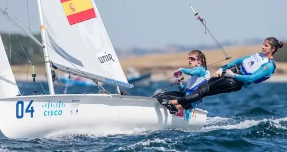 Mañana tanto los Finn como los 470 masculino y femenino contarán con la última oportunidad para afianzar posiciones y entrar en los grupos oro de sus clases. Además, los 49er y 49er FX debutarán en el Campeonato del Mundo de Vela olímpica que se está disputando en Aarhus y que finaliza el próximo sábado 12 de agosto
