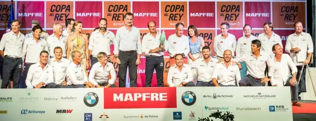 Felipe VI con los vencedores de ORC 1 en la larguísima entrega de premios (Foto María Muíña)