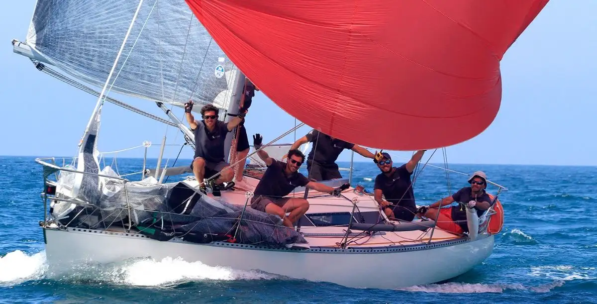 El barco francés "Falcón" ha logrado la victoria absoluta en Gijón... el vencedorl domingo ha sido el "Boro IX", de Salvador Albiñana del Marítimo de Santander, que ha participado en las 23 ediciones de la Gaitero (Foto Félix G.Muñiz)