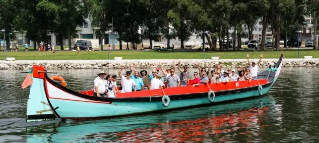 Al finalizar la visita, portugueses y españoles, se dirigieron a los canales de la ciudad para embarcar en una de sus típicas embarcaciones: los moliceiros y meia-lua (que se diferencian en la proa y, en el pasado, por transportar los primeros algas y los segundos sal)