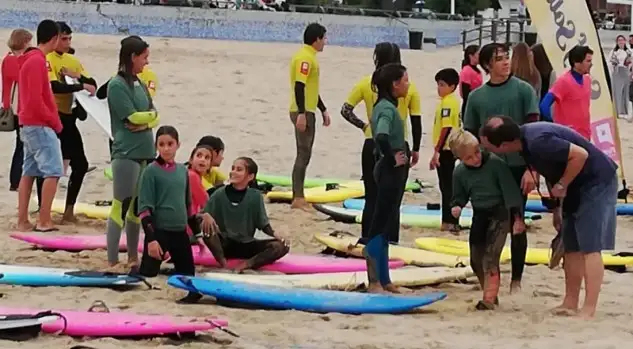 La playa de la Concha en Suances acogió una jornada donde los más pequeños compitieron en un tac Team de surf durante la noche