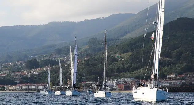 La flota de la Ruta ya está en Cabo de Cruz en la Ría de Arousa (Foto Luis Fraguas)